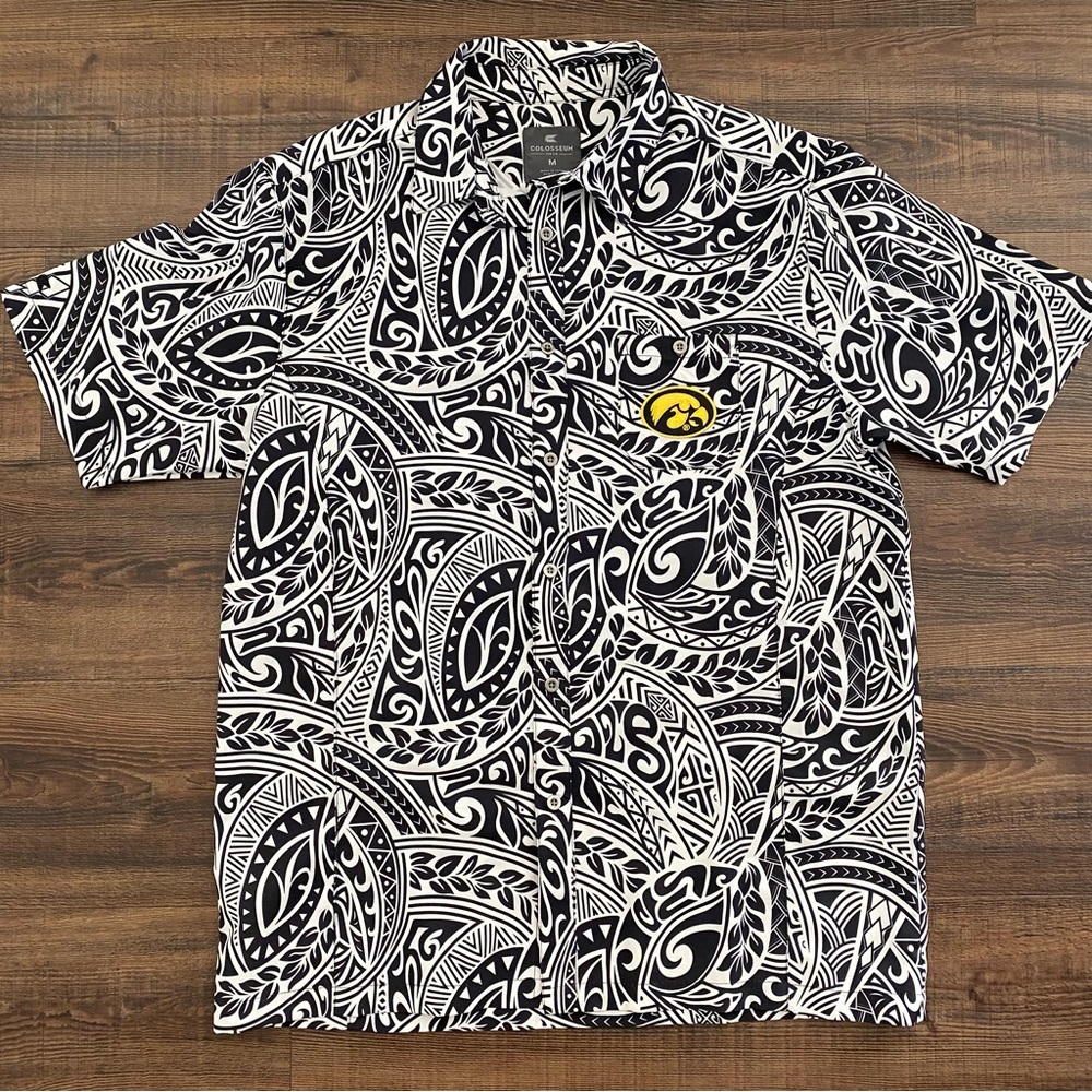 🖤💛 Iowa Hawkeyes short sleeve black+white button down shirt Men’s Medium